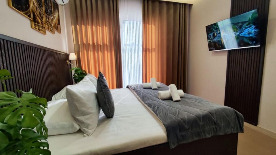 Bed, TV and multimedia, Photo of the whole room, Bedroom, towels