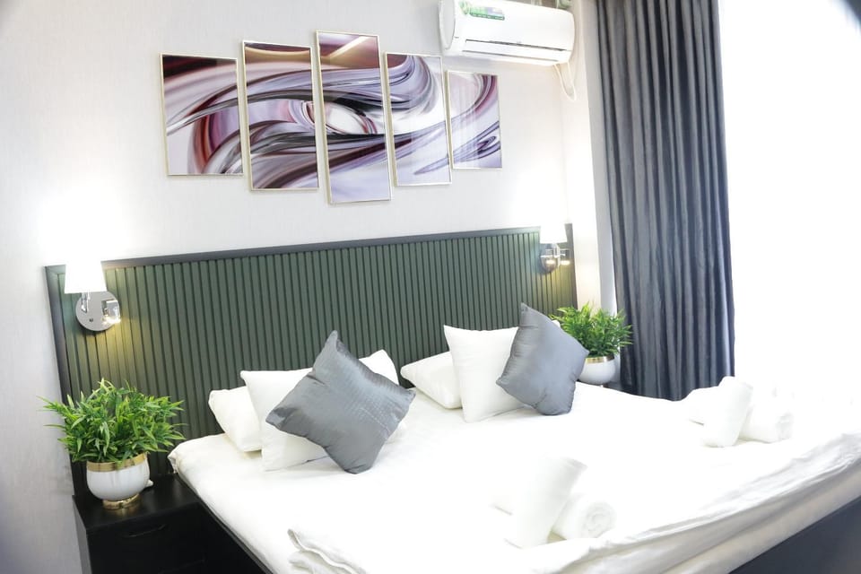 Bed, Bedroom, towels, air conditioner