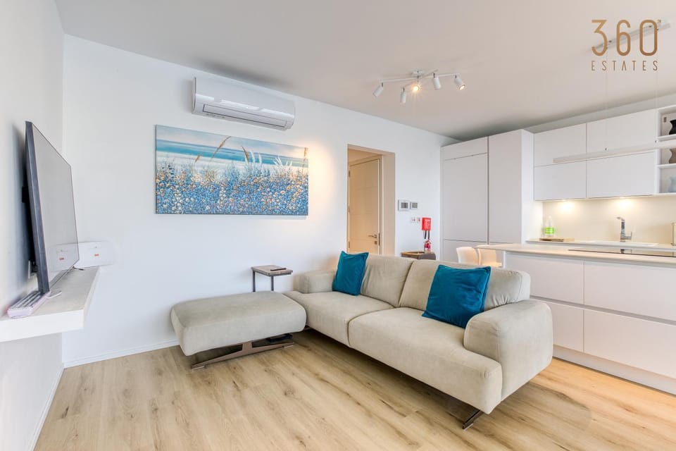 Communal lounge/ TV room, TV and multimedia, Living room, Seating area, Evening entertainment, air conditioner