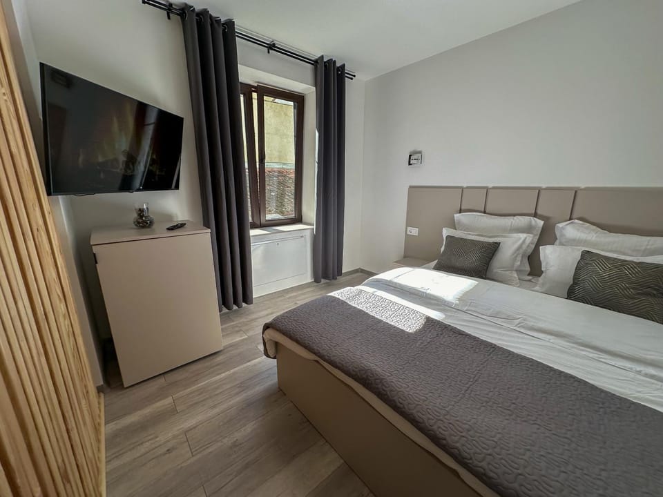 Communal lounge/ TV room, Bed, TV and multimedia, Photo of the whole room, Evening entertainment, Bedroom