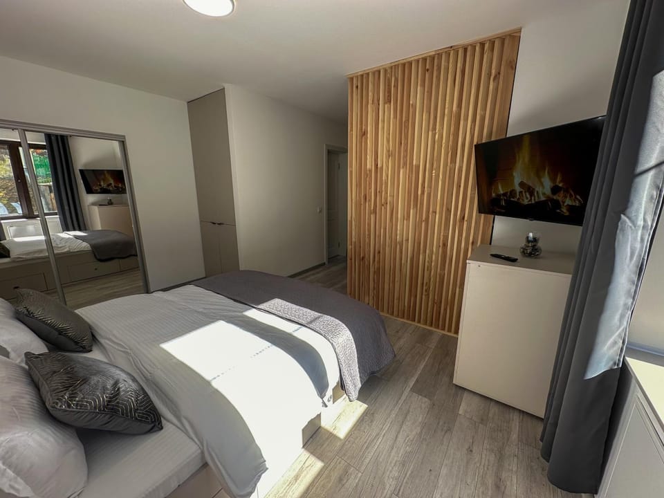 Bed, TV and multimedia, Photo of the whole room, Seating area, Evening entertainment, Bedroom