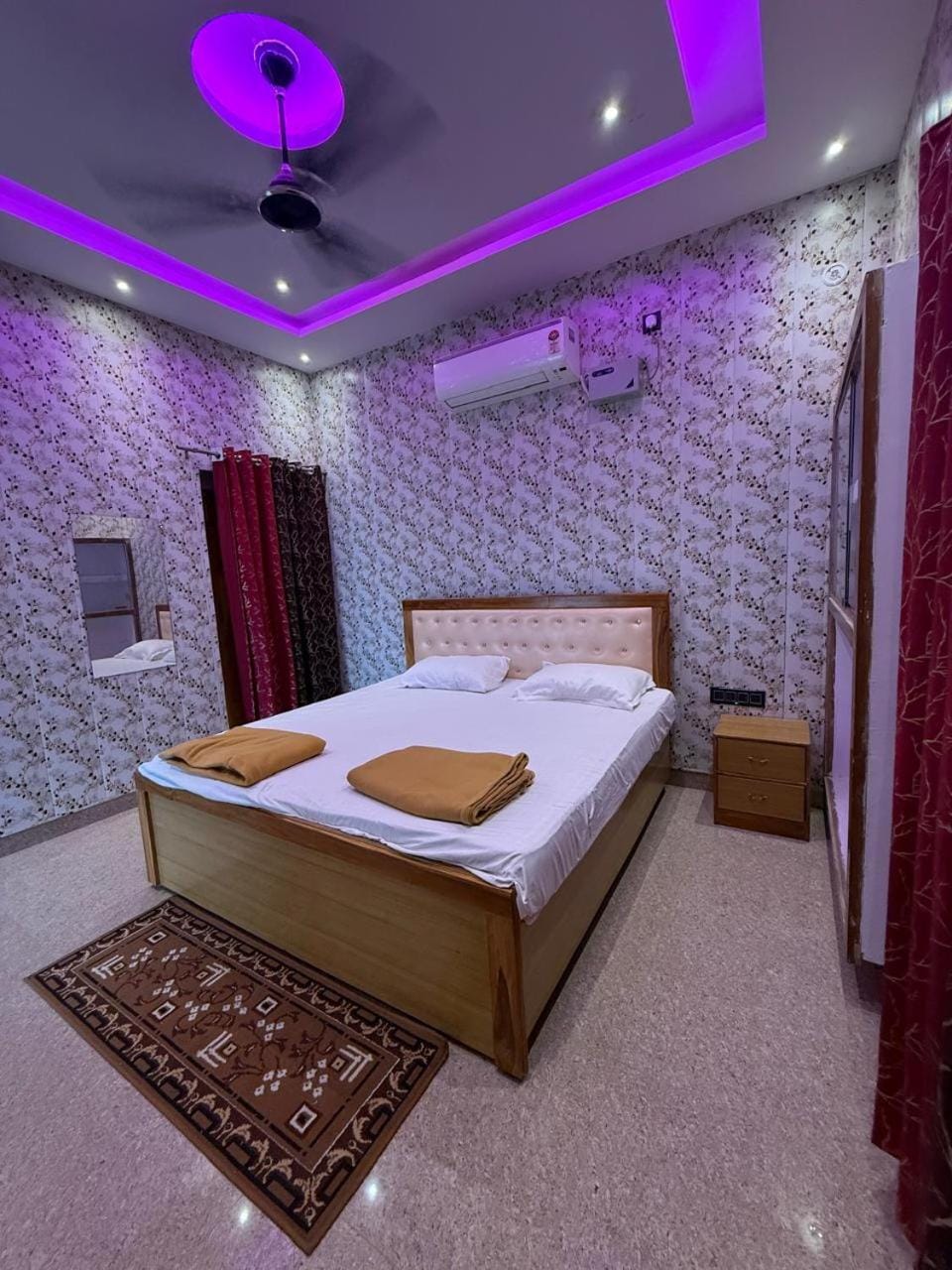 Photo of the whole room, Bedroom