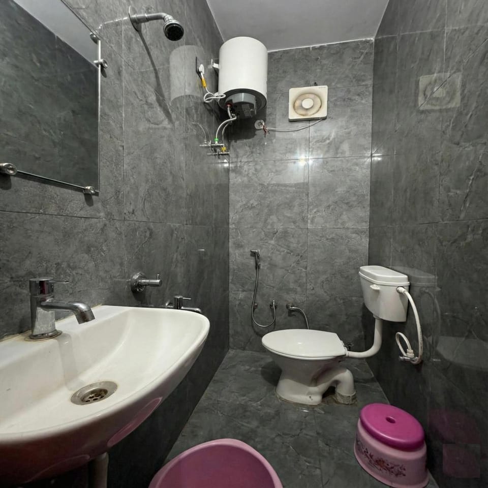 Shower, Toilet