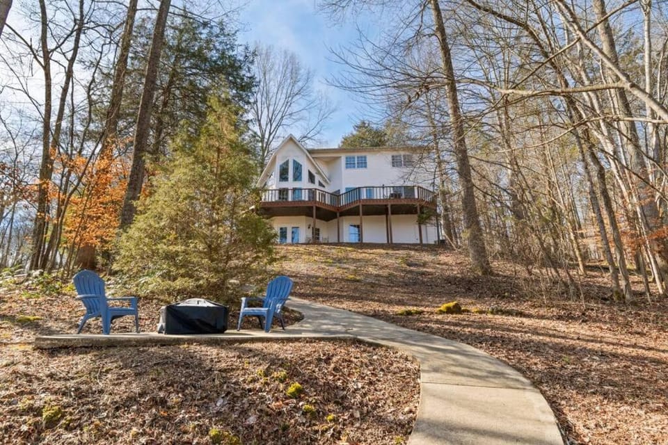 Lakeside Haven Dock/Slip Fire Pit Game Room Kayaks House in Tennessee