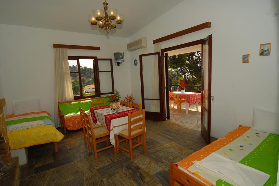Bed, Living room, Photo of the whole room, Seating area, Dining area, air conditioner
