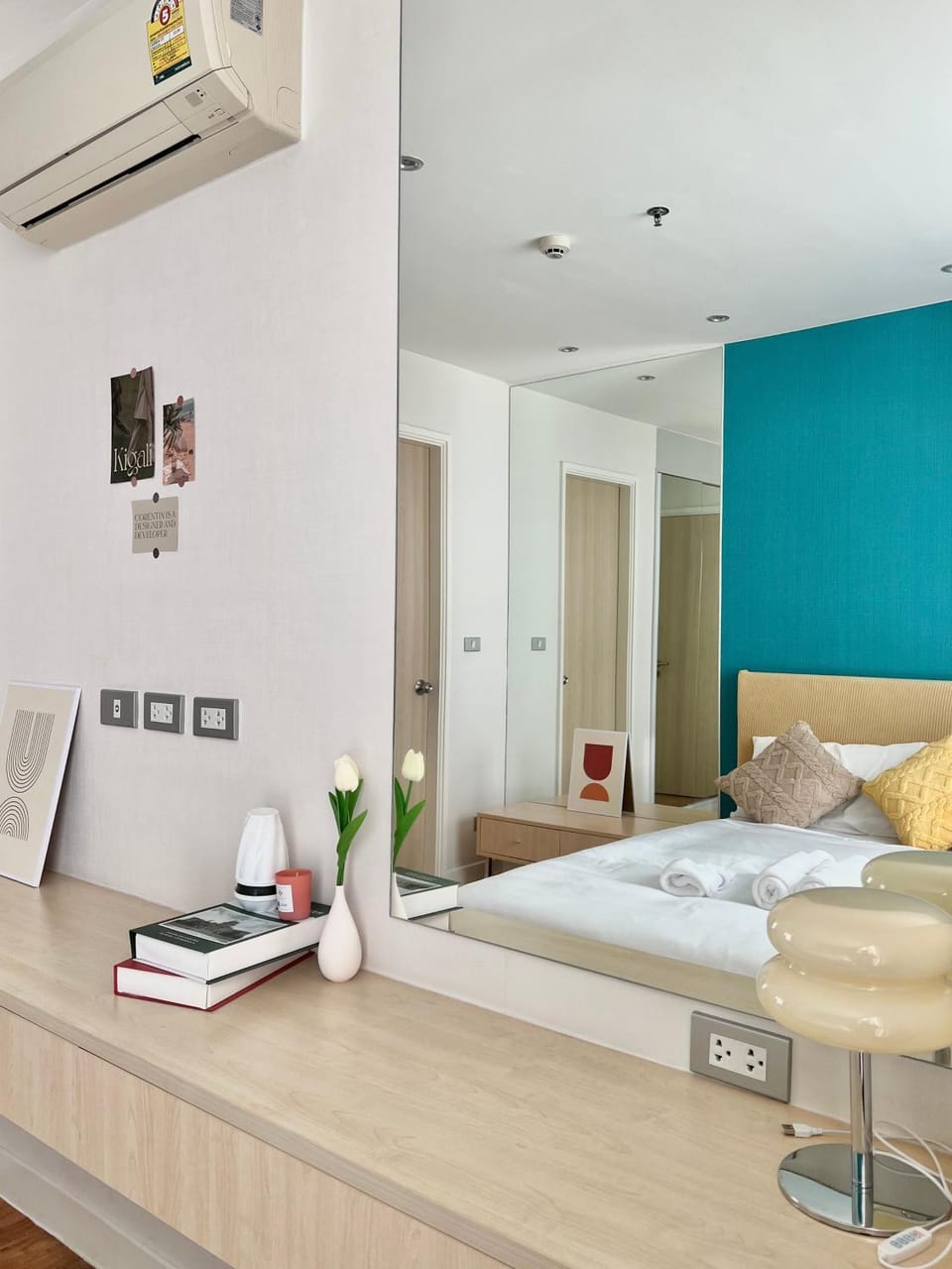 Bed, Seating area, Bedroom, air conditioner