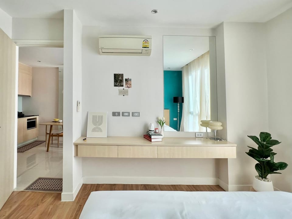 Bed, TV and multimedia, Photo of the whole room, Bedroom, hair dresser, air conditioner