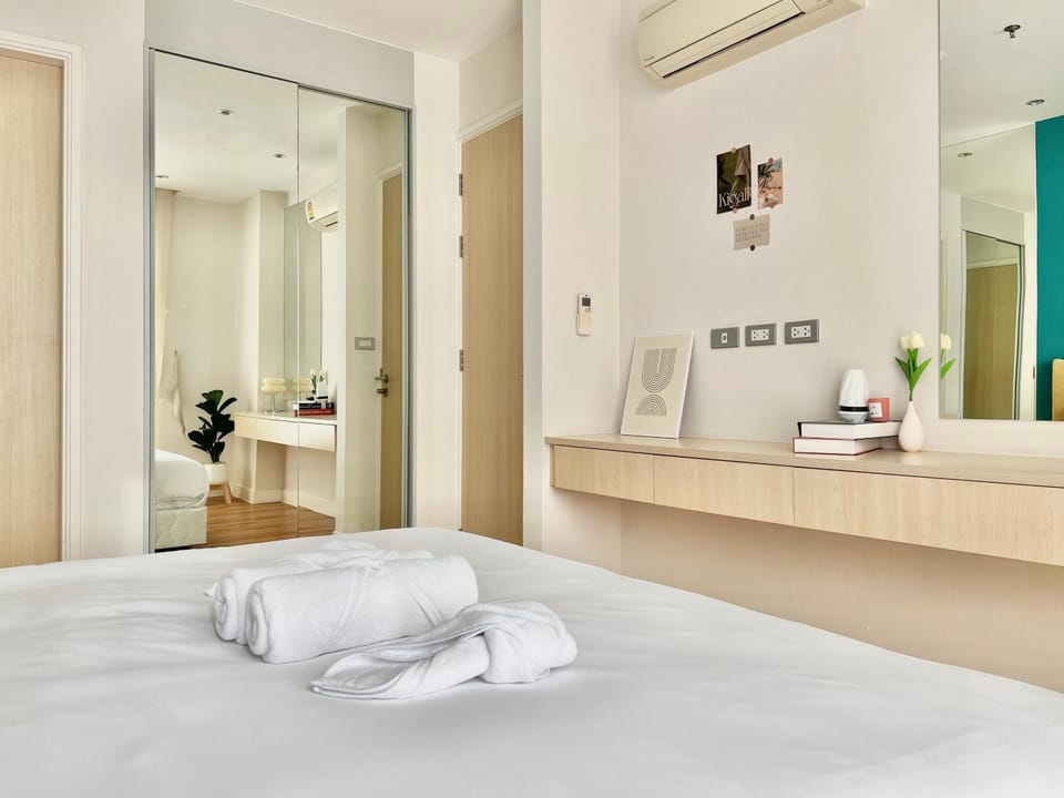 Bed, Photo of the whole room, Bedroom, towels, air conditioner