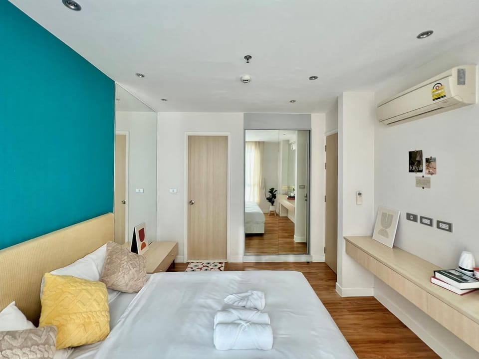 Bed, Photo of the whole room, Bedroom, towels, air conditioner