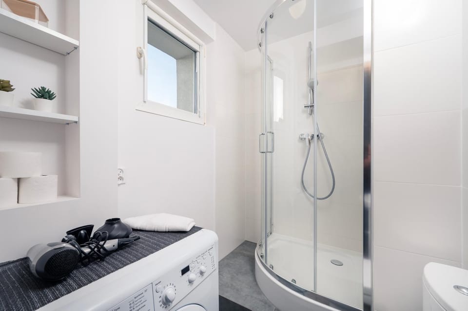 Shower, Bathroom, towels, washing machine, dryer