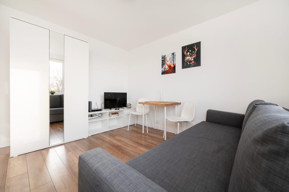 Communal lounge/ TV room, TV and multimedia, Living room, Seating area, Dining area, Evening entertainment