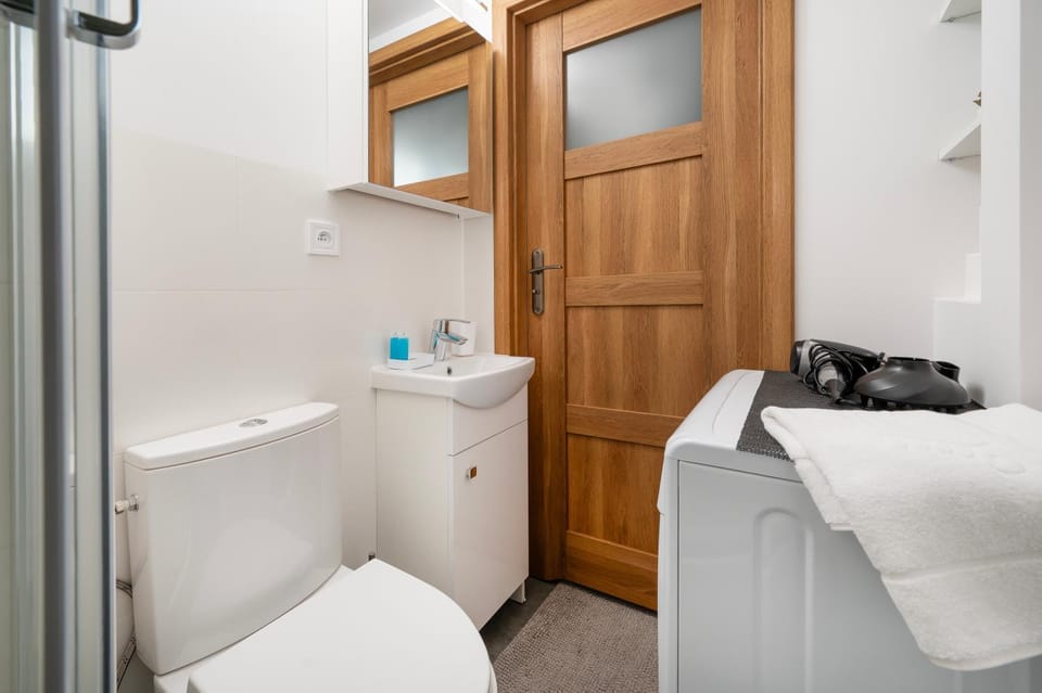 Toilet, Bathroom, towels