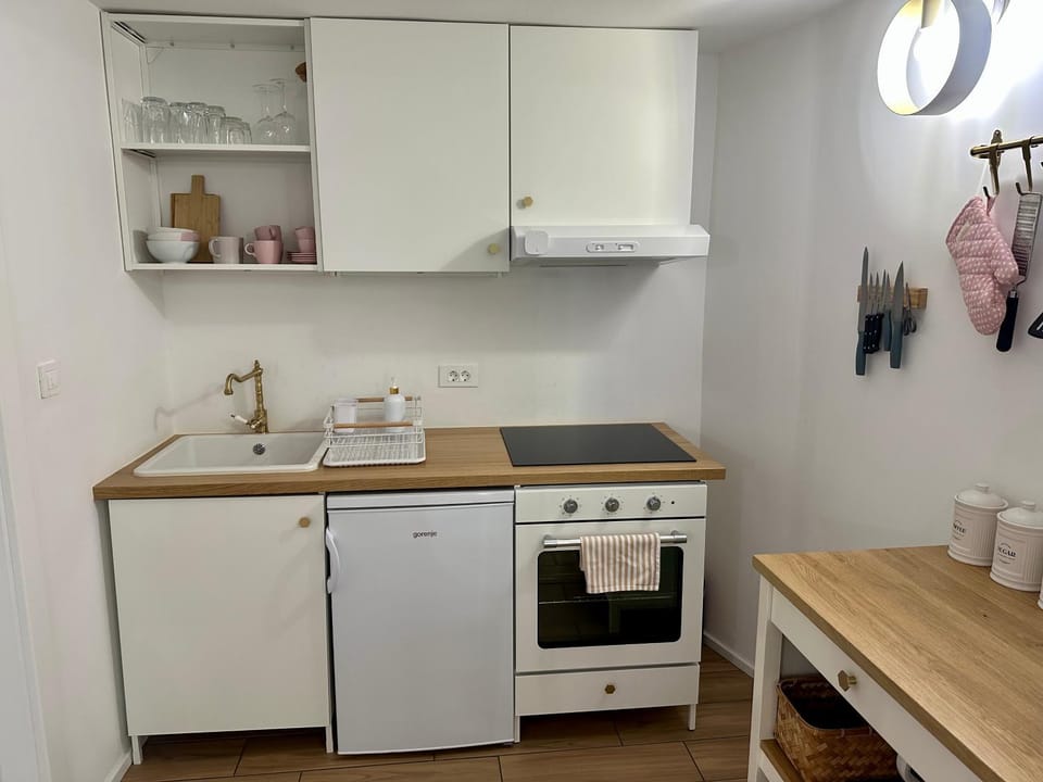 Kitchen or kitchenette, oven, pet friendly, stove