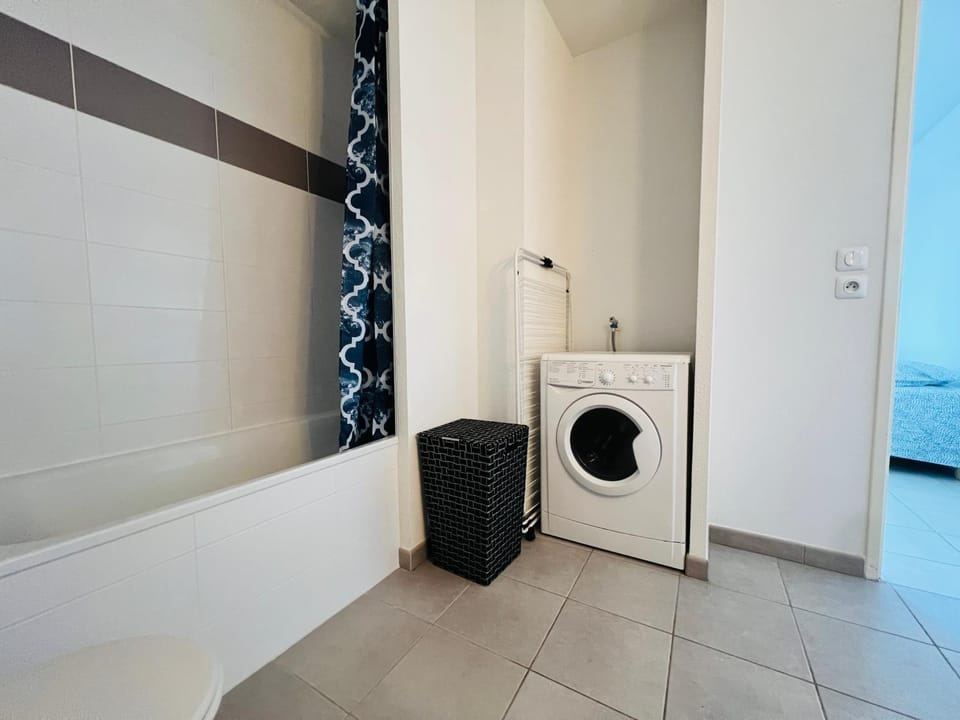 Bathroom, Bath, washing machine
