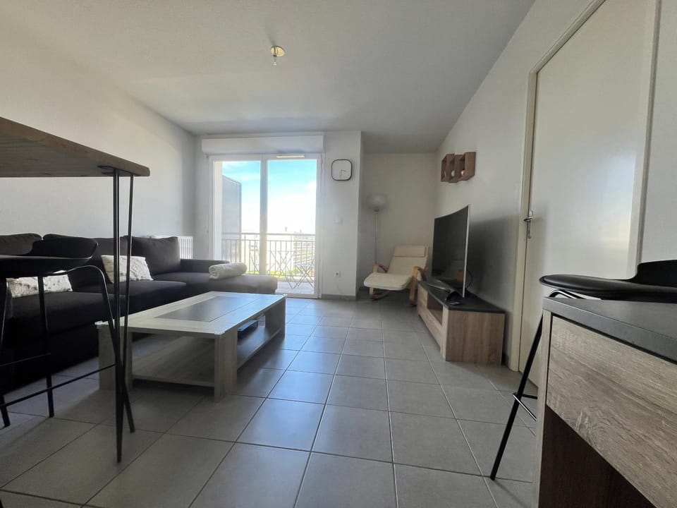 Communal lounge/ TV room, TV and multimedia, Living room, Photo of the whole room, Seating area, Dining area