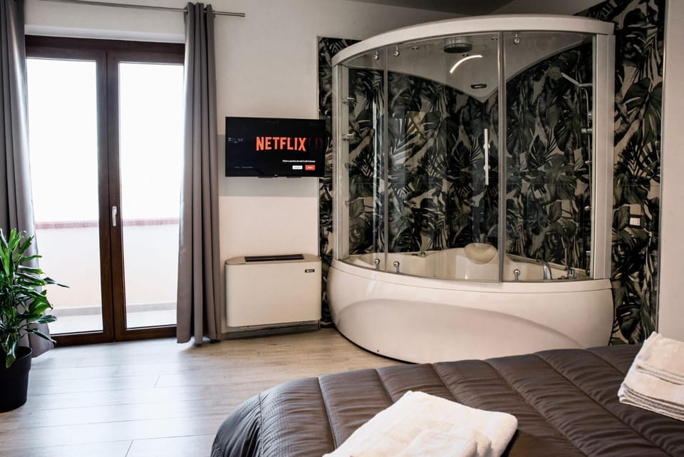 Hot Tub, Living room, Bath
