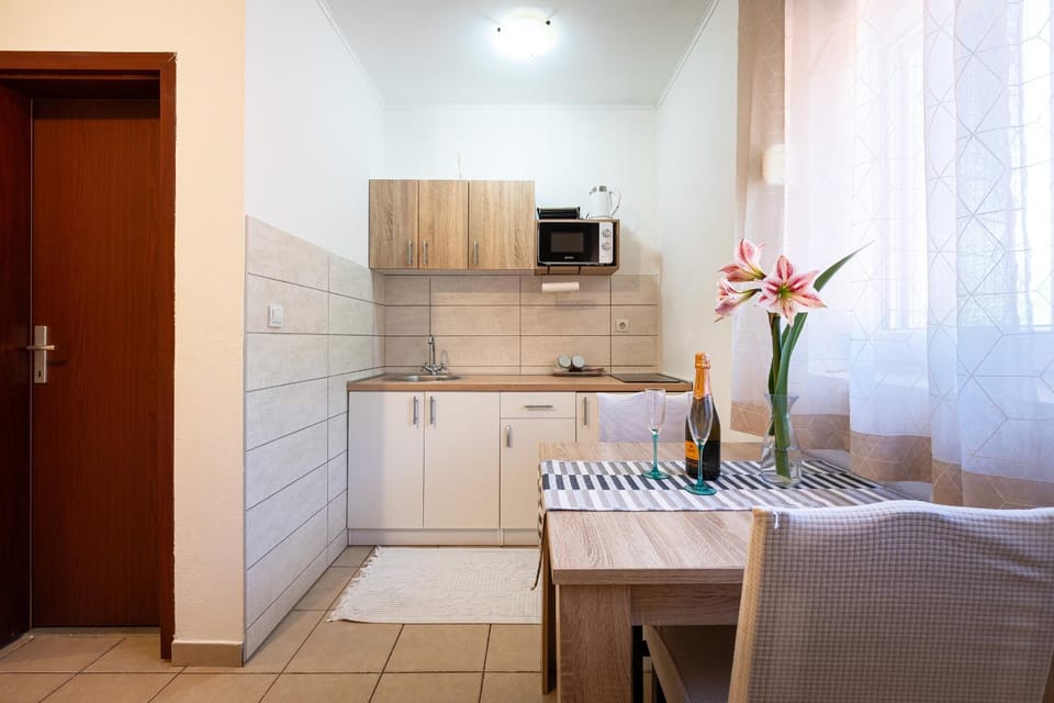 Kitchen or kitchenette, oven