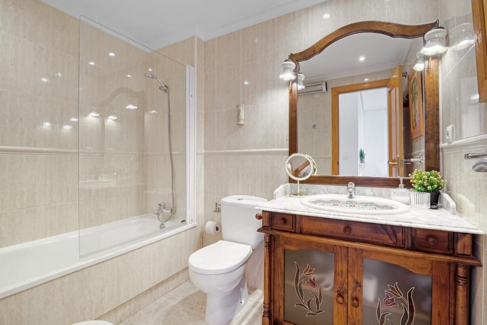 Shower, Toilet, Bathroom, Bath, towels
