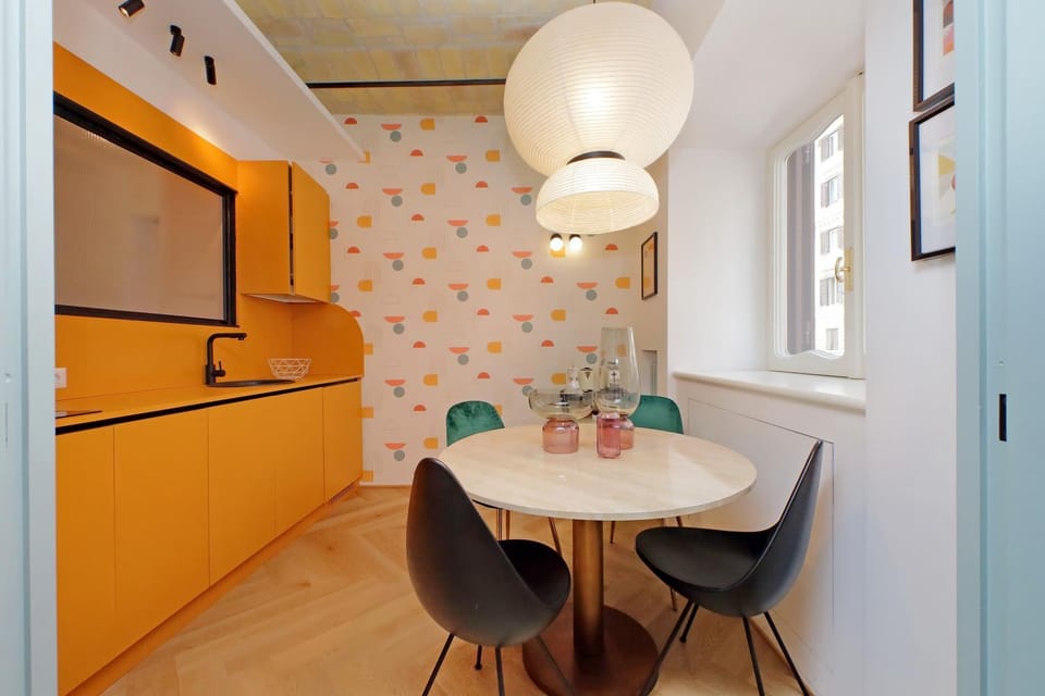 Kitchen or kitchenette, Dining area