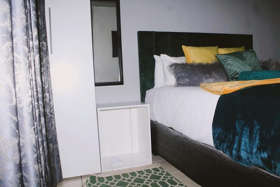 Contemporary Gem: Studio with Serene Pool View Apartment in KwaZulu-Natal