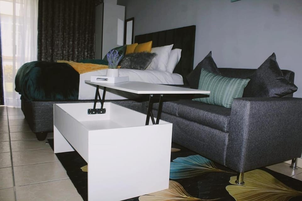 Contemporary Gem: Studio with Serene Pool View Apartment in KwaZulu-Natal