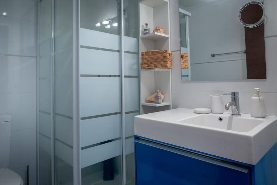 Shower, Bathroom, towels