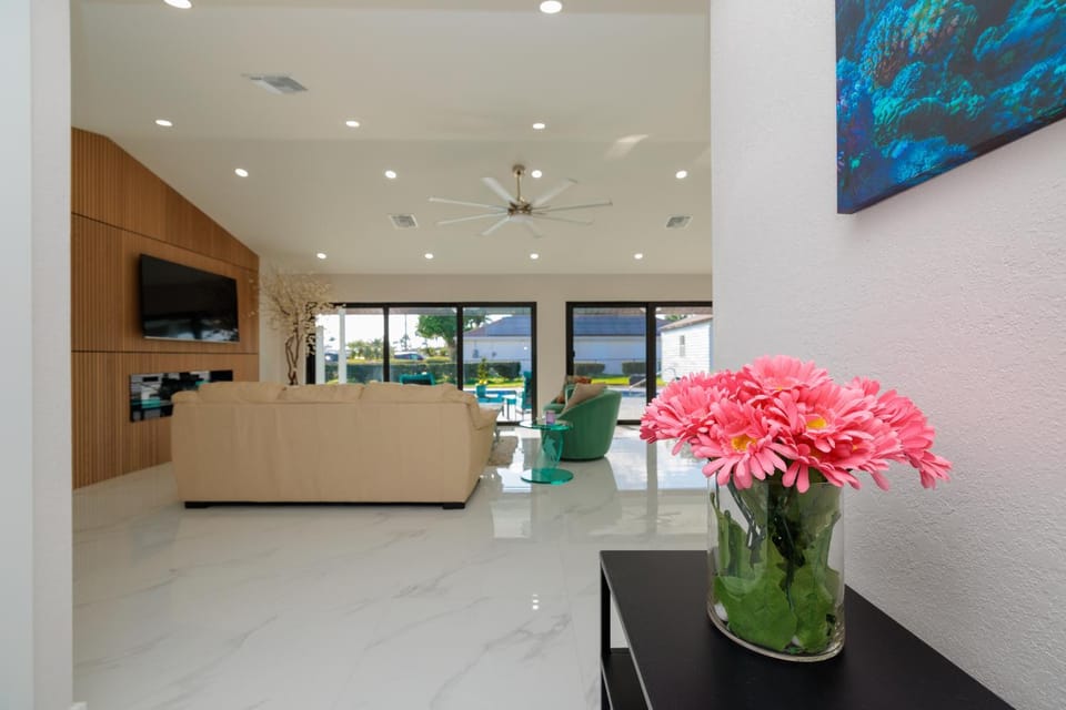 Sleek and Modern, Sunset Views & Pool - The Lighthouse - Roelens Vacations House in Cape Coral