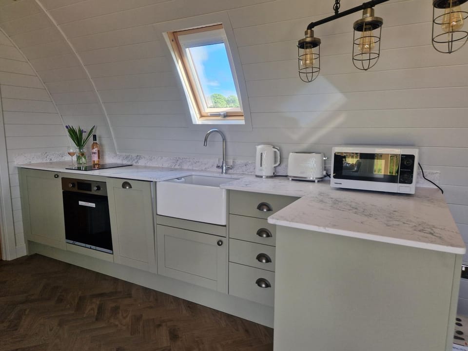 Kitchen or kitchenette, dishwasher