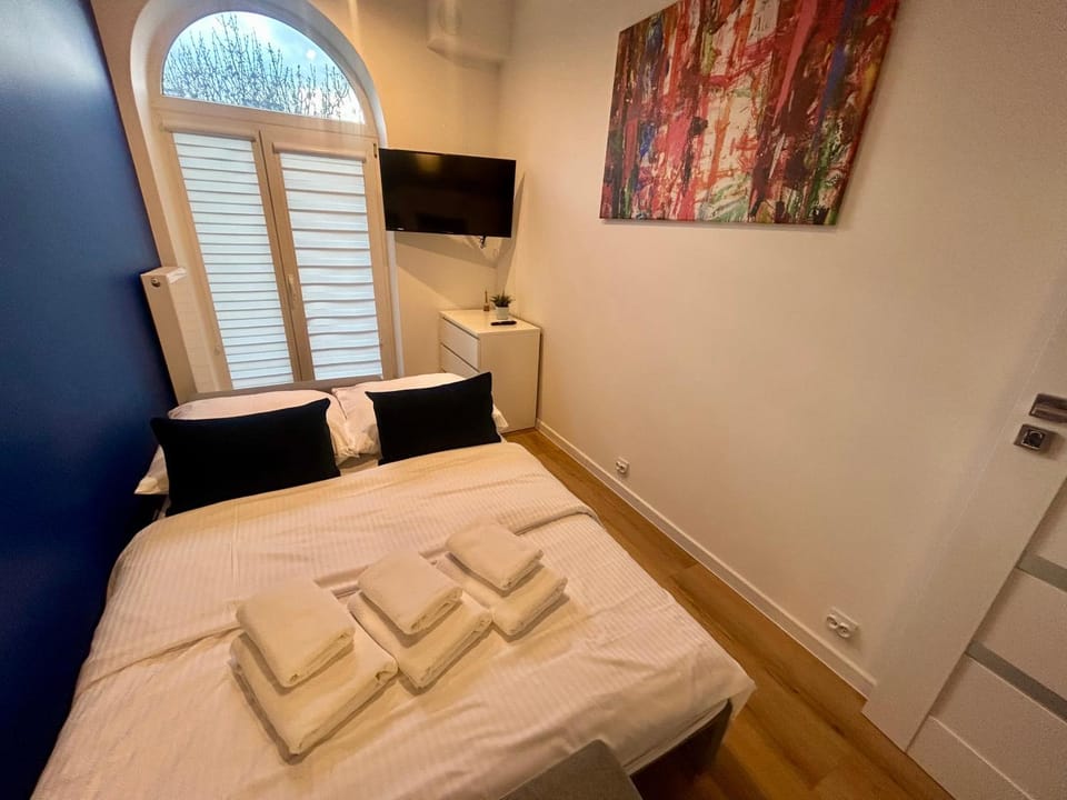 Bed, TV and multimedia, Photo of the whole room, Bedroom, towels