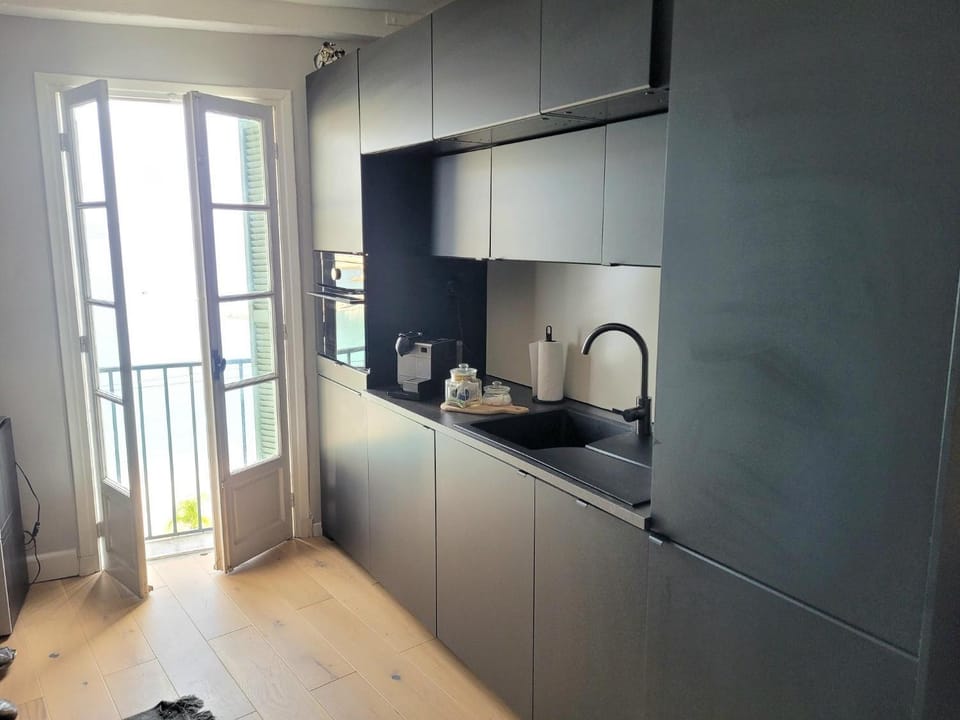 Coffee/tea facilities, Kitchen or kitchenette, minibar, stove
