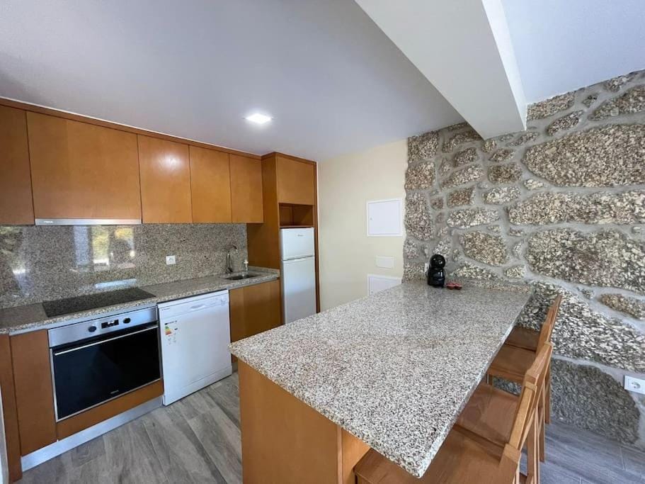 Kitchen or kitchenette, Dining area, dishwasher, minibar, oven, stove