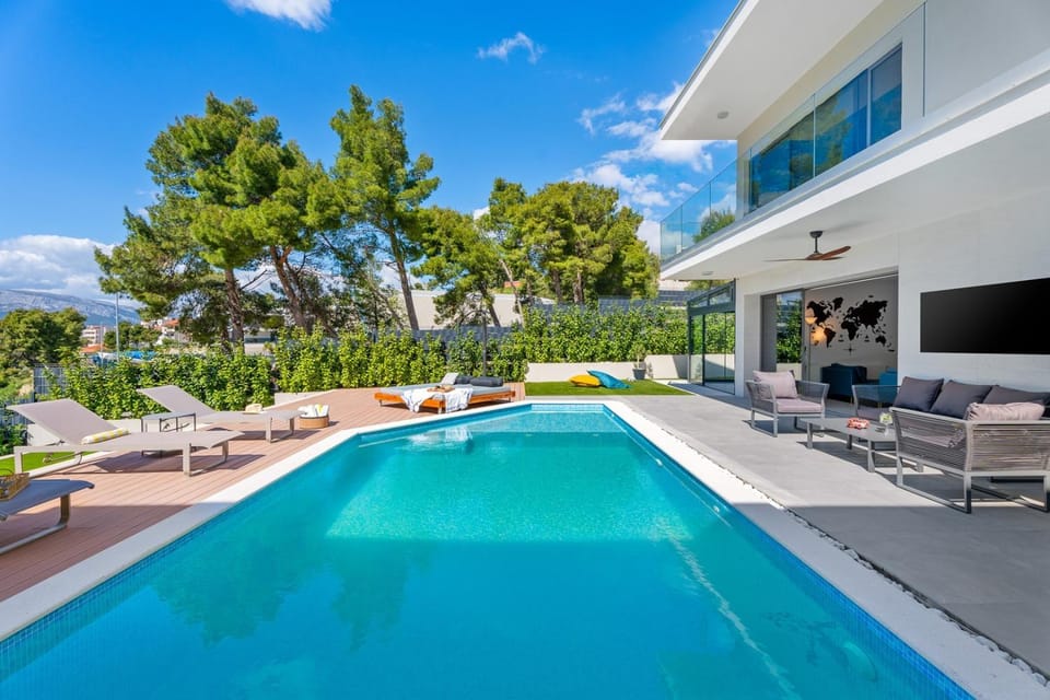 Patio, Day, Swimming pool