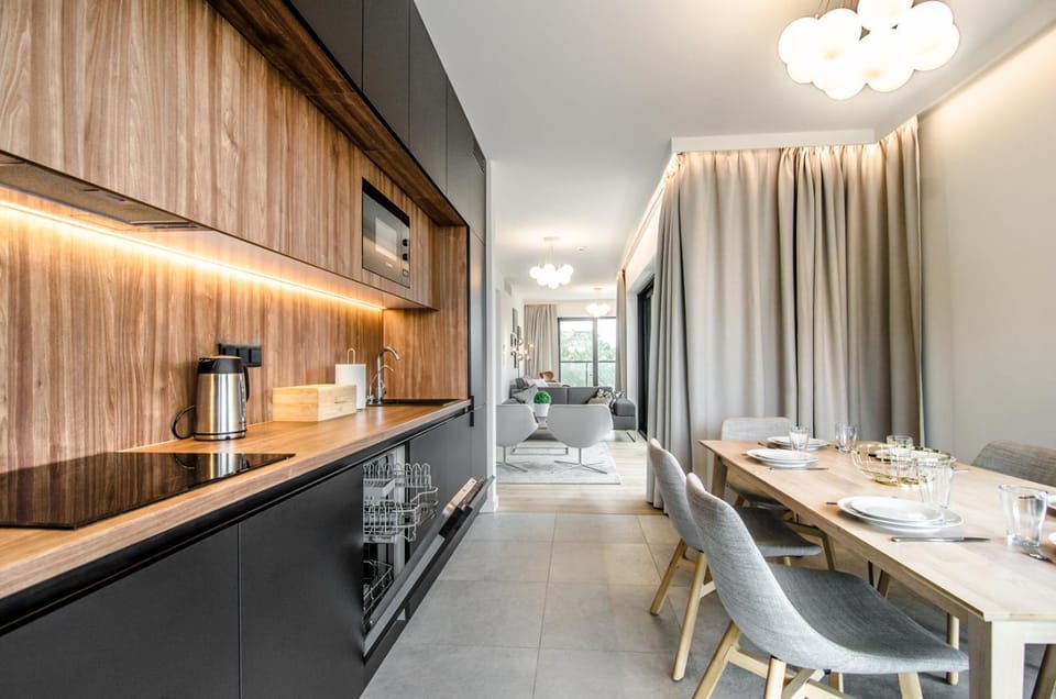 Kitchen or kitchenette, Dining area