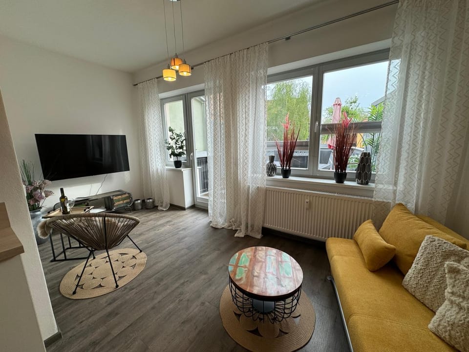 Communal lounge/ TV room, TV and multimedia, Living room, Seating area, Evening entertainment