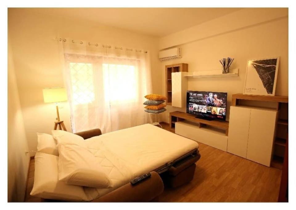 Communal lounge/ TV room, Bed, TV and multimedia, Photo of the whole room, Evening entertainment, Bedroom, air conditioner