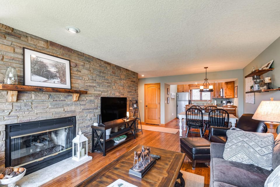 Galena Townhome w/ Deck & Golf Course View! House in Iowa