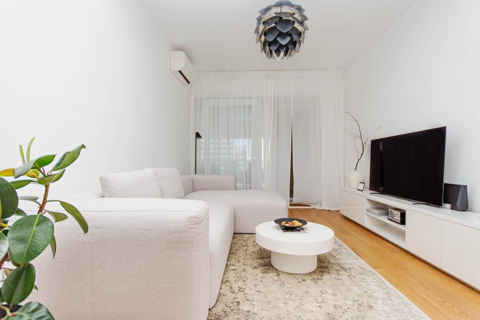 TV and multimedia, Living room, Photo of the whole room, Seating area, air conditioner