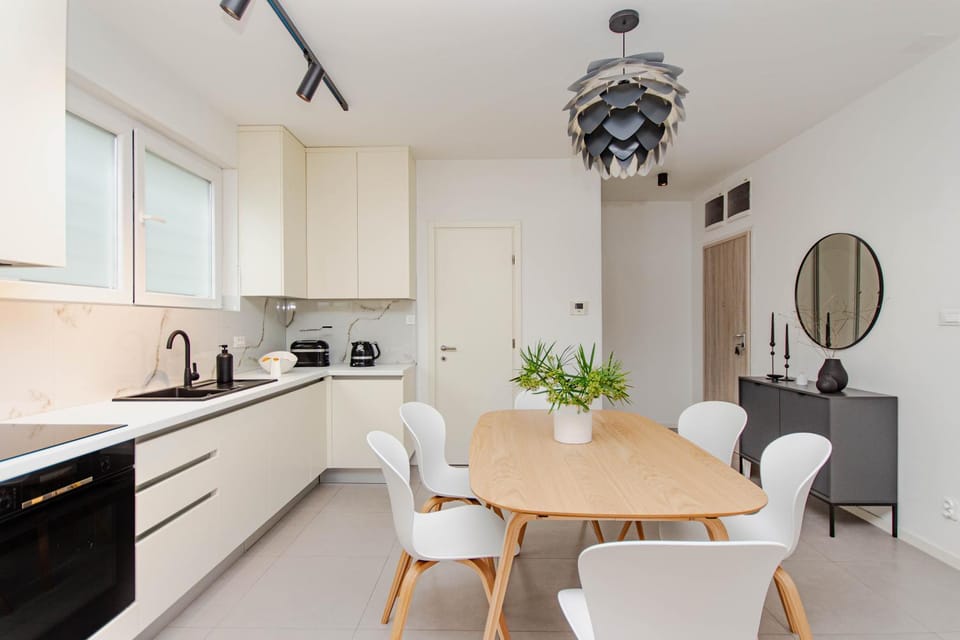 Kitchen or kitchenette, Seating area, Dining area