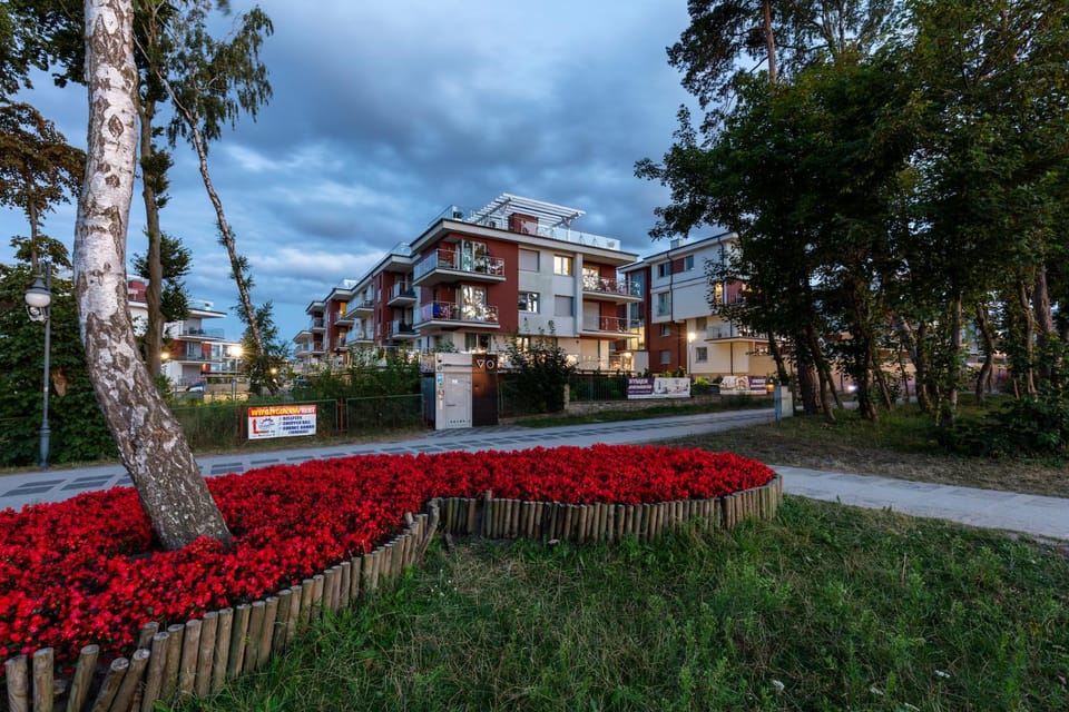 Property building, Spring, Day, Neighbourhood, Natural landscape, Garden, Garden view, Street view