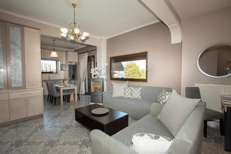 TV and multimedia, Kitchen or kitchenette, Living room, Seating area, Dining area