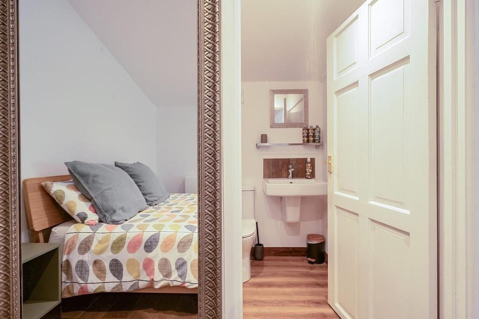 Bed, Bathroom