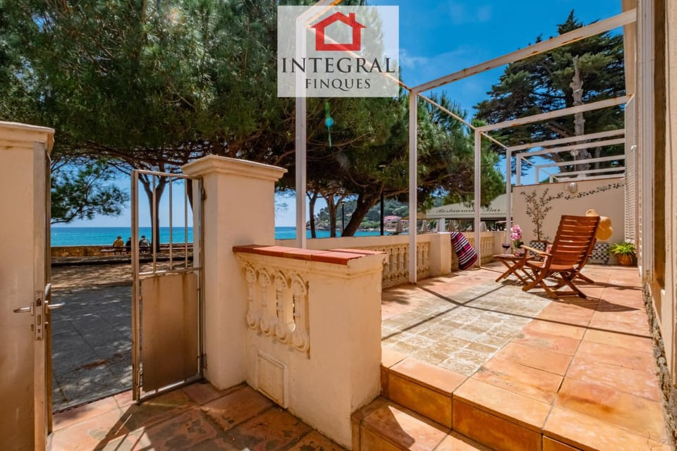 Facade/entrance, Balcony/Terrace, Sea view