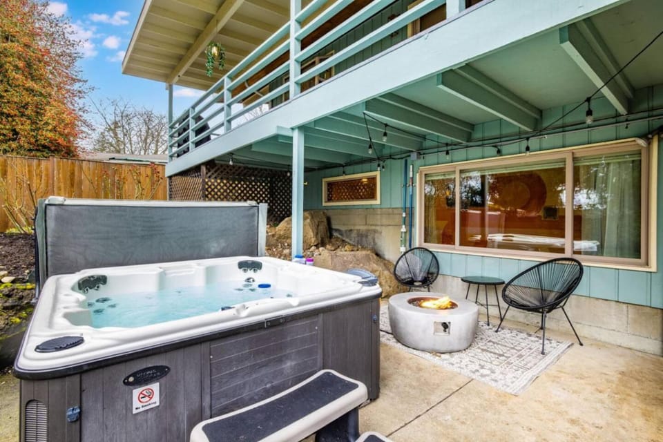 Basement Apartment w/ Hot Tub & Bombshelter! Apartment in Burien