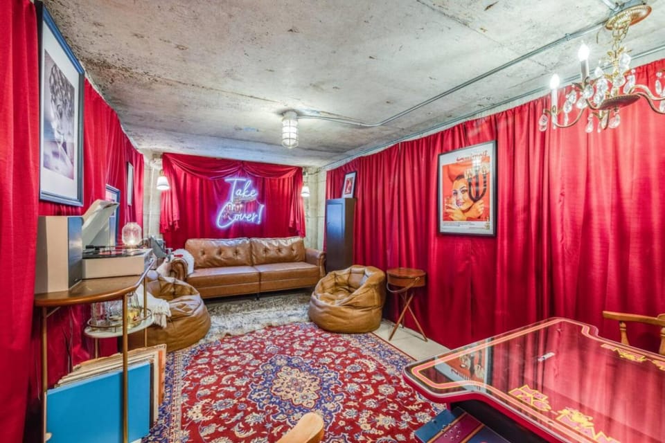 Basement Apartment w/ Hot Tub & Bombshelter! Apartment in Burien