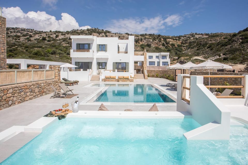 Property building, Day, Hot Tub, Mountain view, Pool view, Swimming pool, sunbed