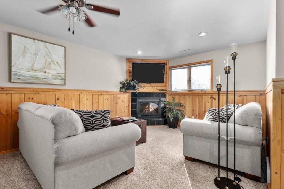 Lilly Lakeside Tri-Level Escape Near Lake Winnebago House in Lake Winnebago