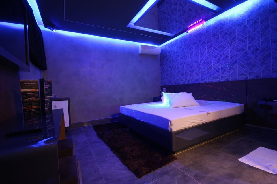 Bed, Photo of the whole room, Bedroom, oven