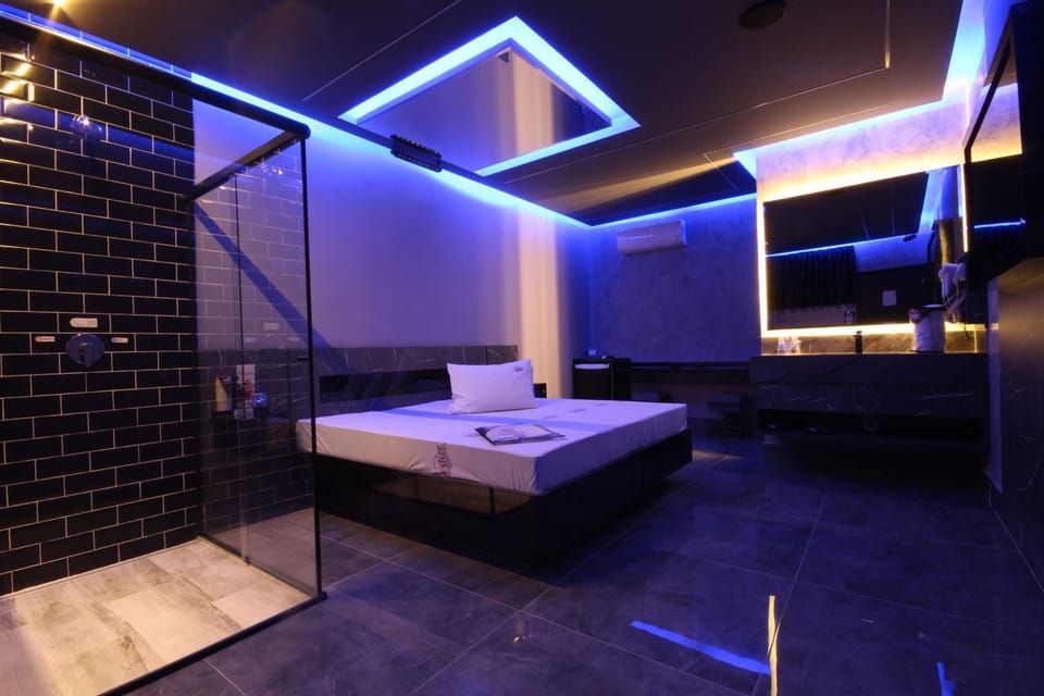 Bed, Bathroom, Photo of the whole room, Bedroom, towels