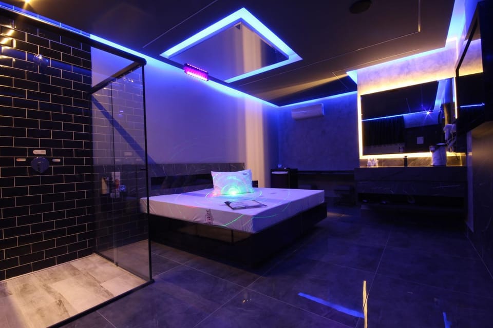 Bed, Hot Tub, Bathroom, Bedroom, towels