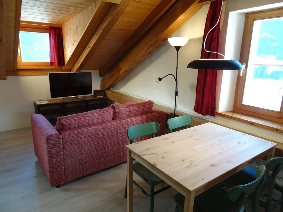 TV and multimedia, Living room, Seating area, Dining area